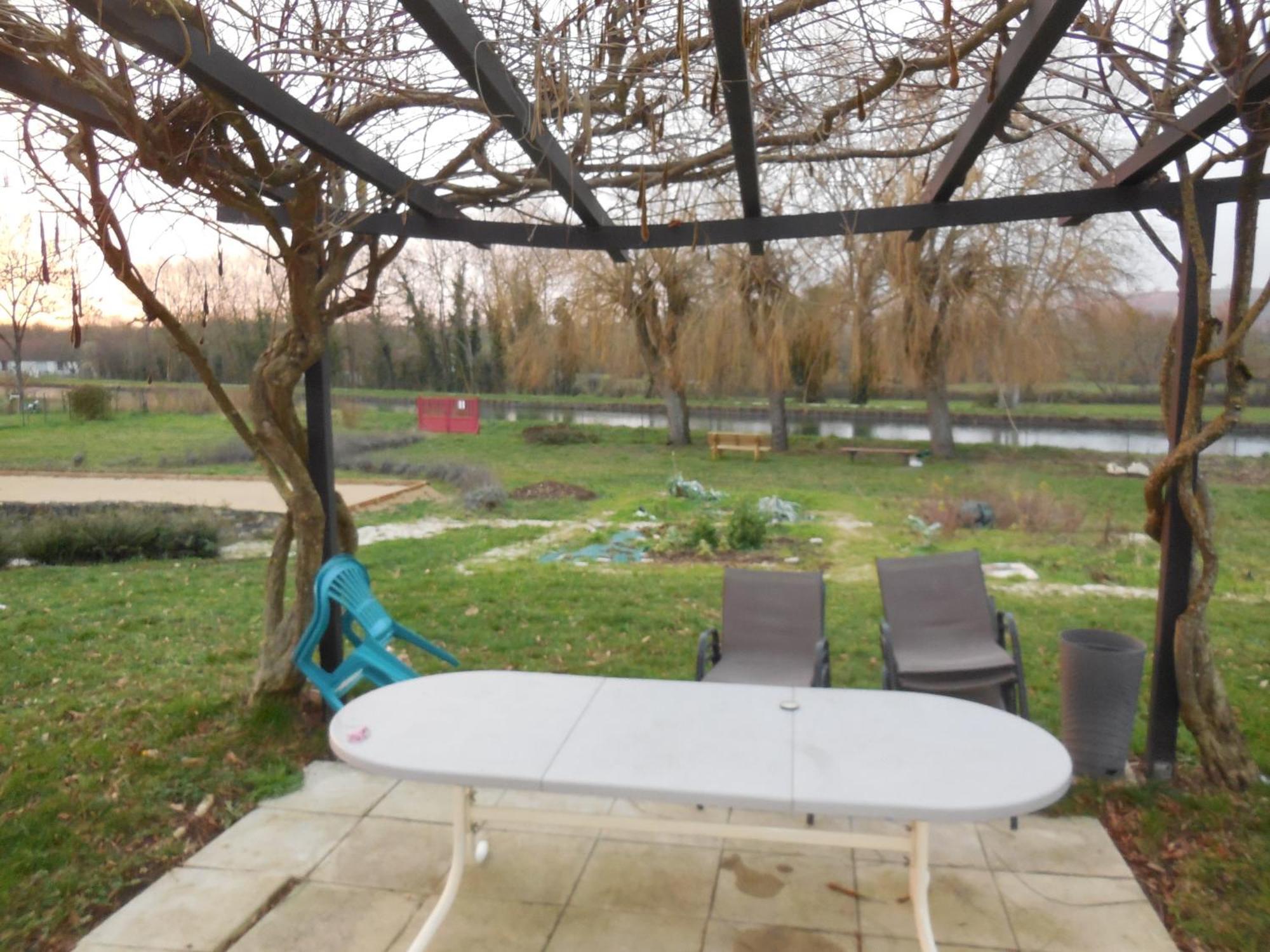 Calme Au Canal De Centre Dennevy Zewnętrze zdjęcie