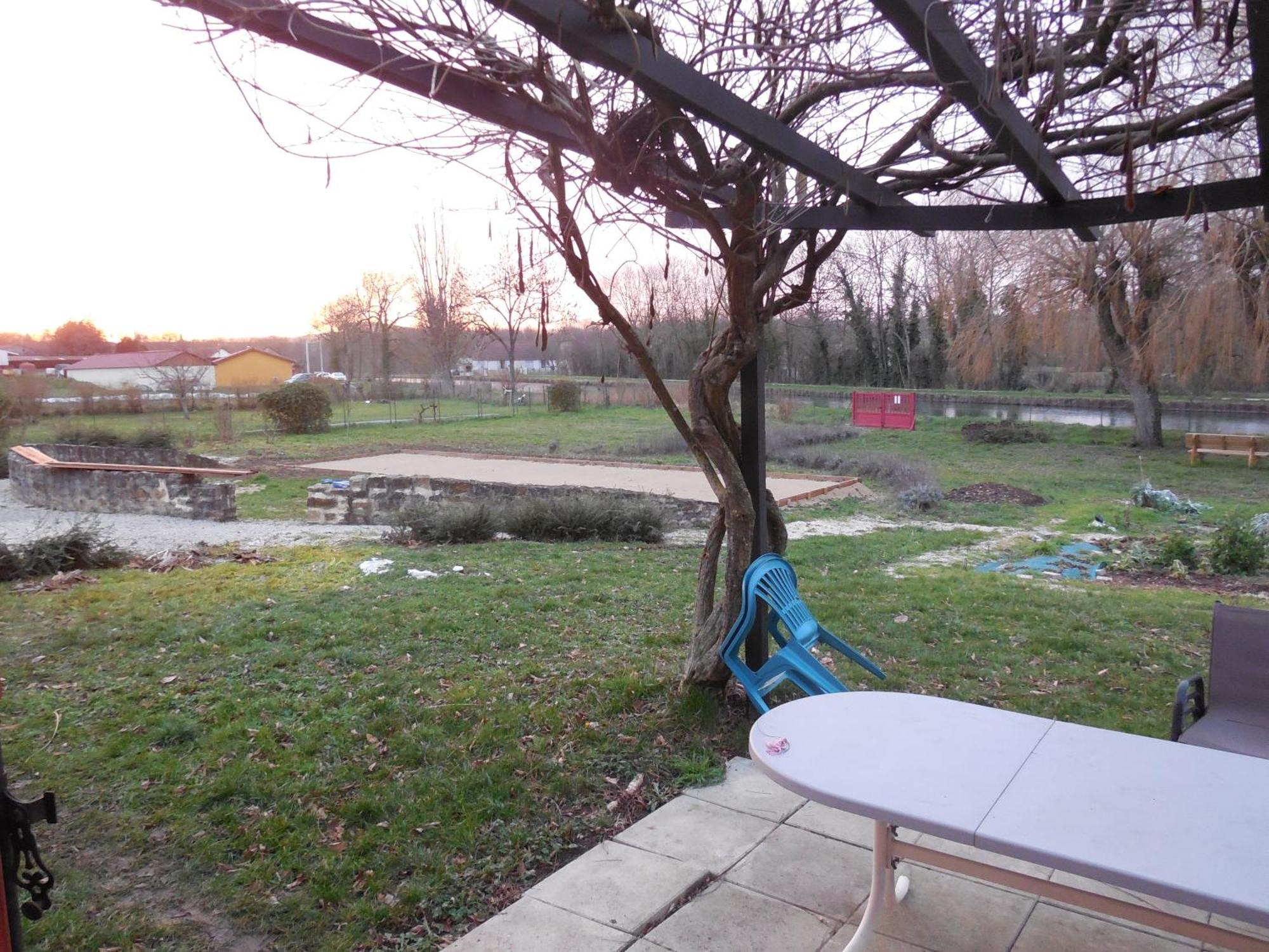 Calme Au Canal De Centre Dennevy Zewnętrze zdjęcie